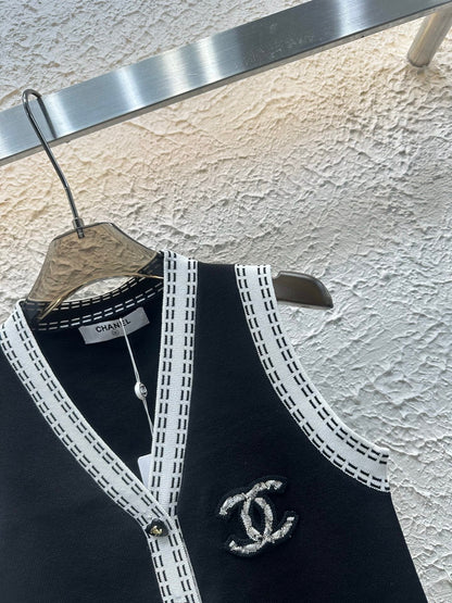 25 Summer New V-neck Knitted Vest