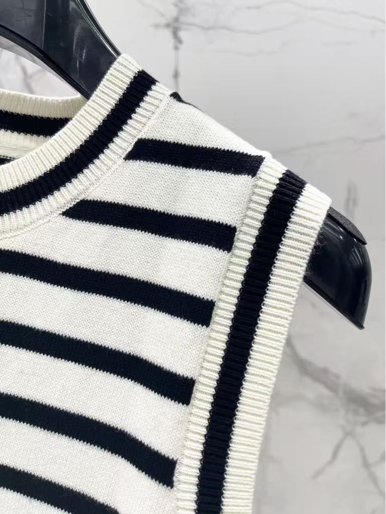 25 Striped embroidered vest