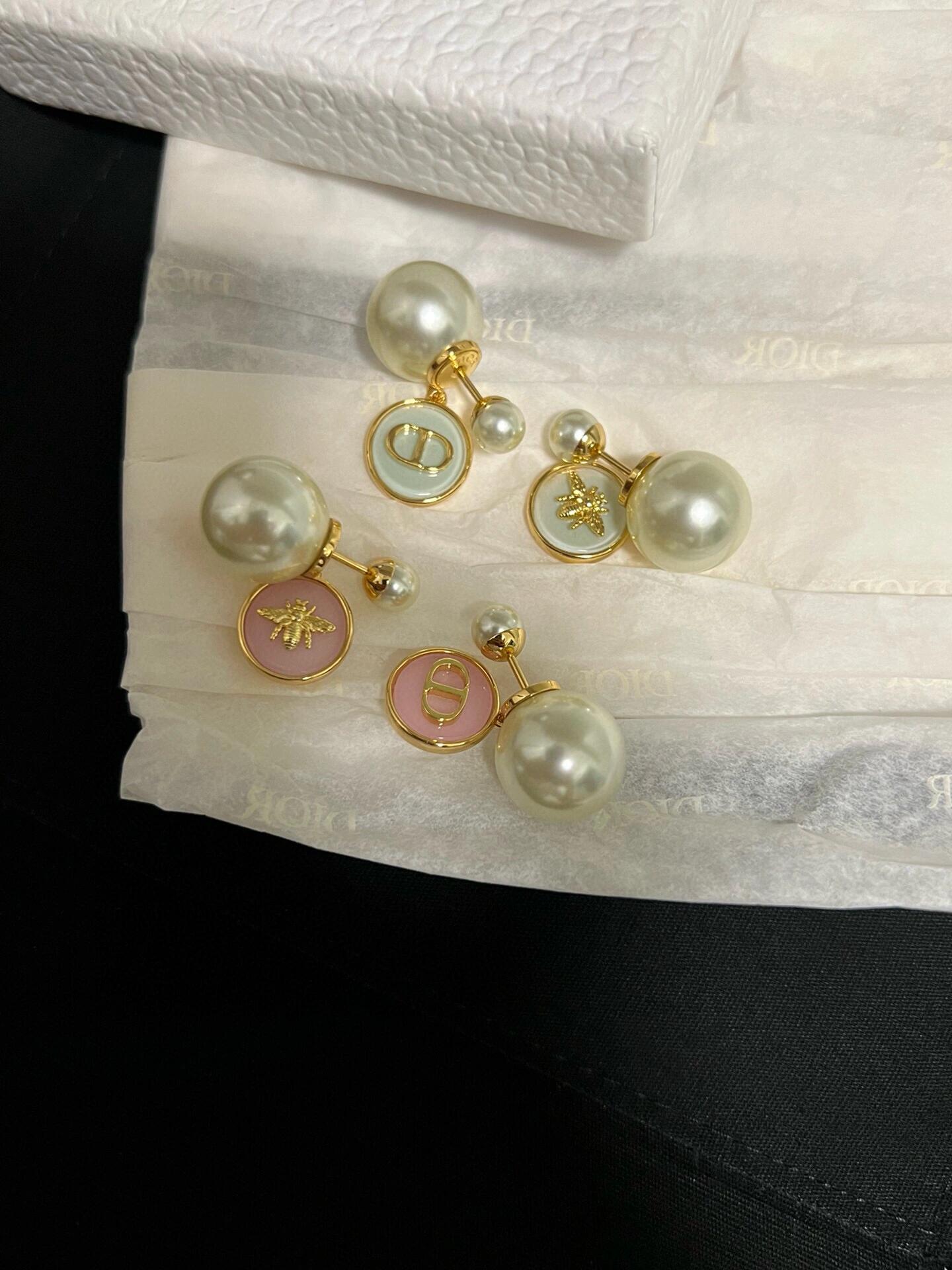 25 Summer New Bee Pearl Resin Earrings