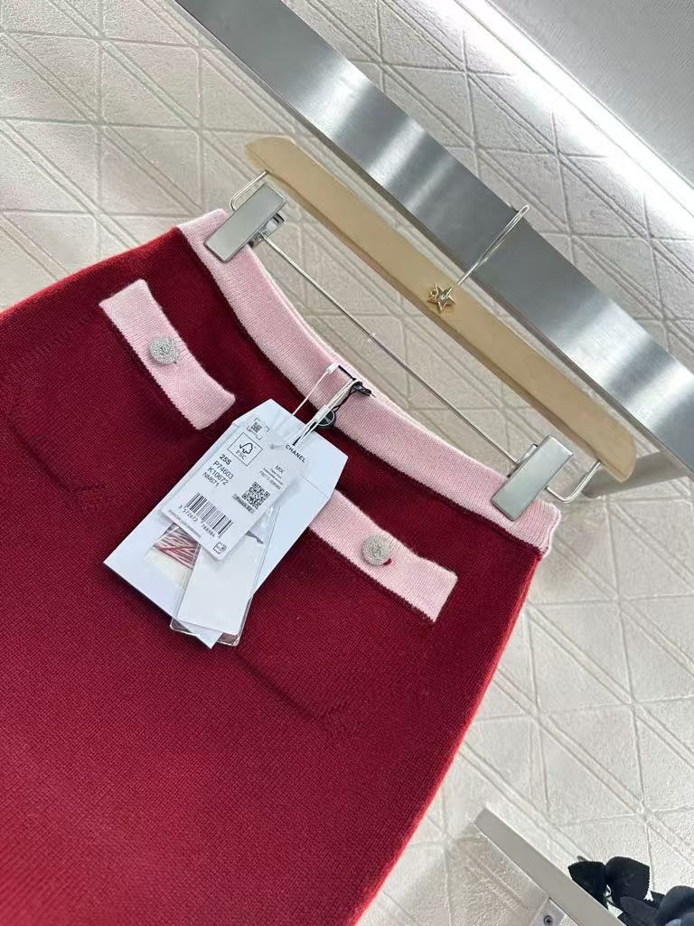 Pure wool color-ordered and dyed contrast-colored stitching skirt