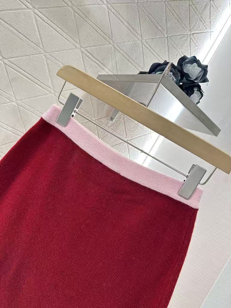 Pure wool color-ordered and dyed contrast-colored stitching skirt