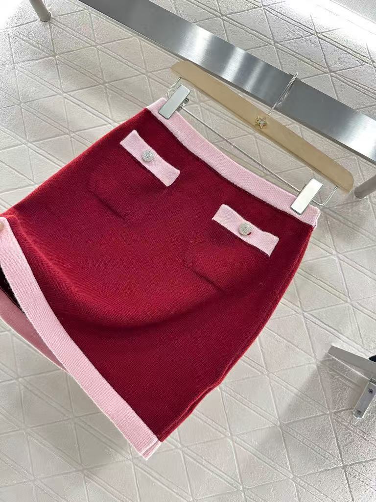 Pure wool color-ordered and dyed contrast-colored stitching skirt