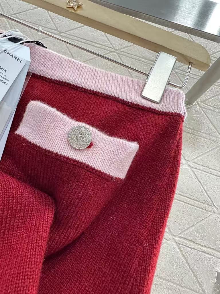 Pure wool color-ordered and dyed contrast-colored stitching skirt