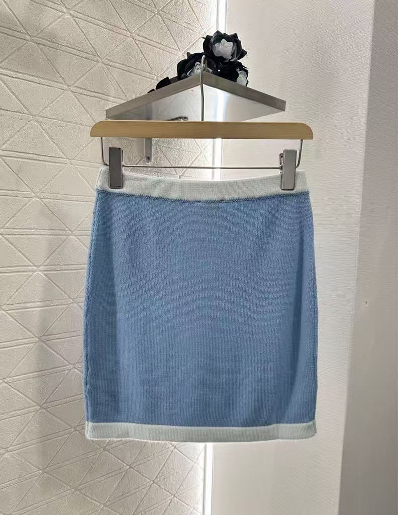 Pure wool color-ordered and dyed contrast-colored stitching skirt