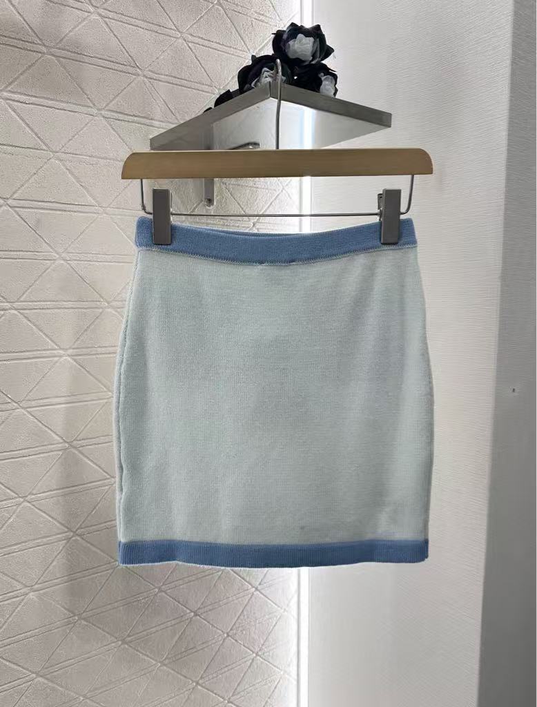 Pure wool color-ordered and dyed contrast-colored stitching skirt
