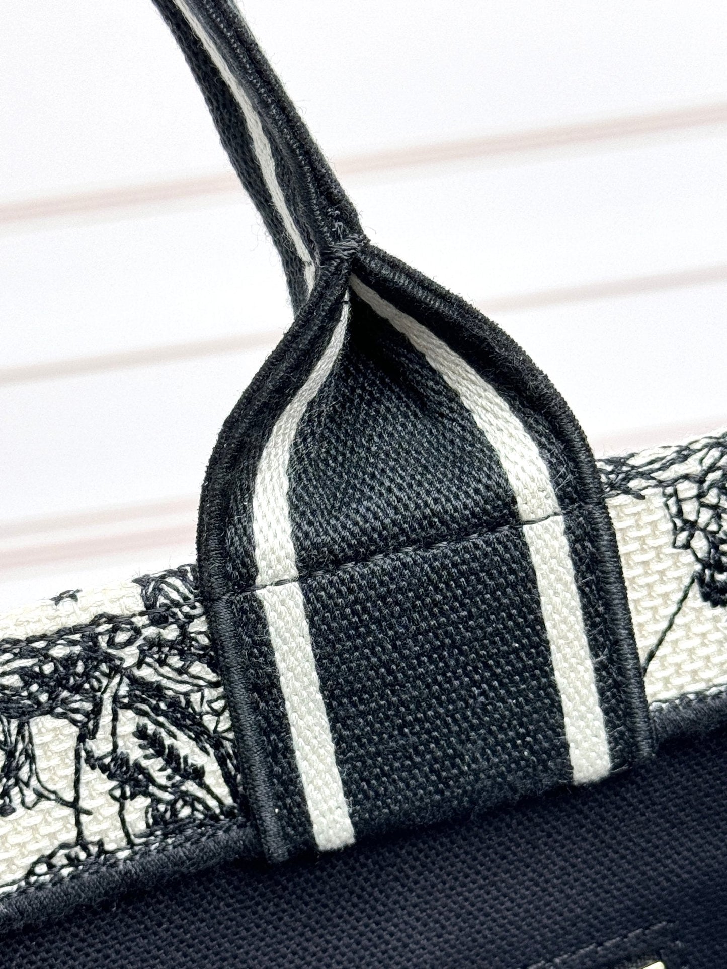 25 Embroidered Cowhide White Animal Small Crossbody Tote Bag