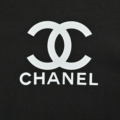 Short sleeves with small logo on chest