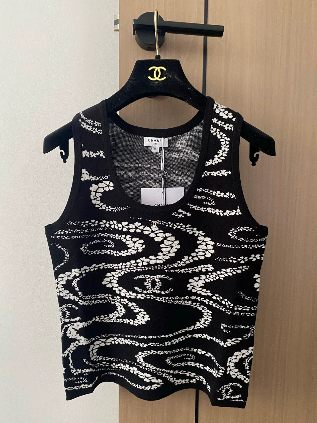 25 new petal pattern round neck sleeveless knitted vest