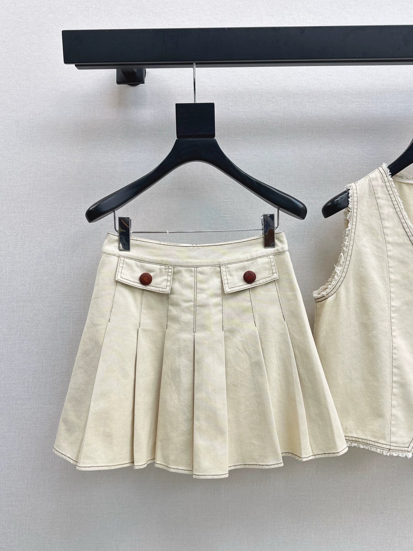 25 spring and summer new suit Sleeveless V-neck denim vest + age-reducing pressed pleated half skirt