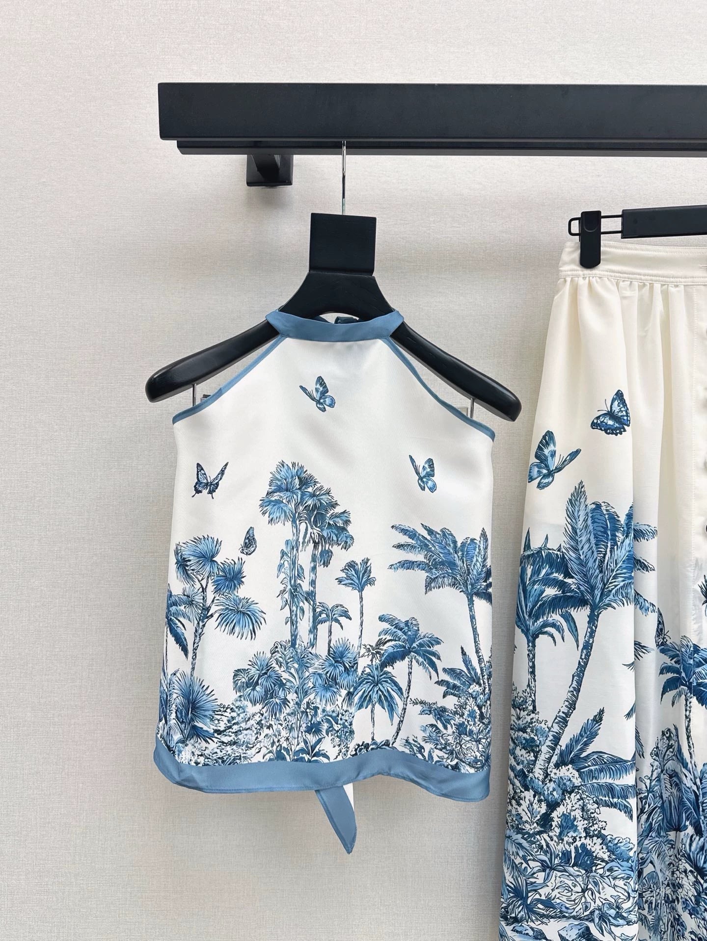 D 25  The latest resort collection suits for spring/summer