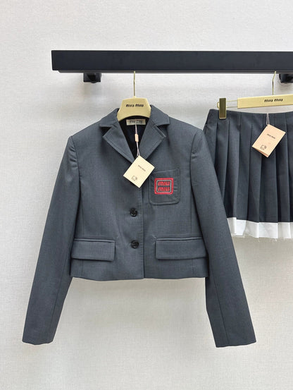 25 new age-reducing outfits Short suit jacket + contrasting color stitching pleated skirt