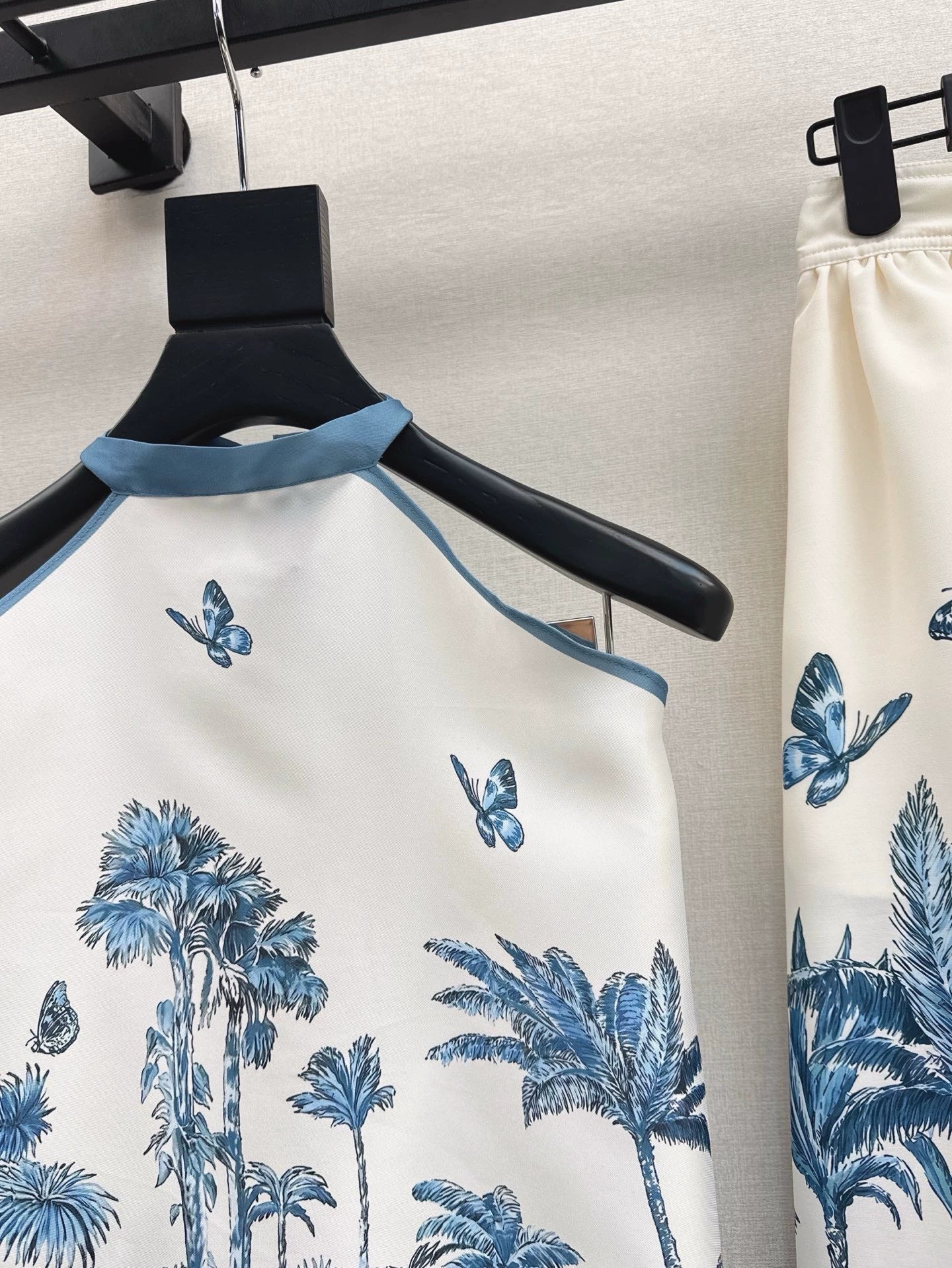 D 25  The latest resort collection suits for spring/summer