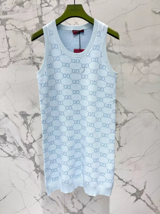 25 Sleeveless knit dress with dark pattern