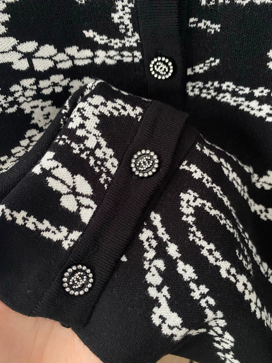 25 new petal pattern round neck knitted cardigan