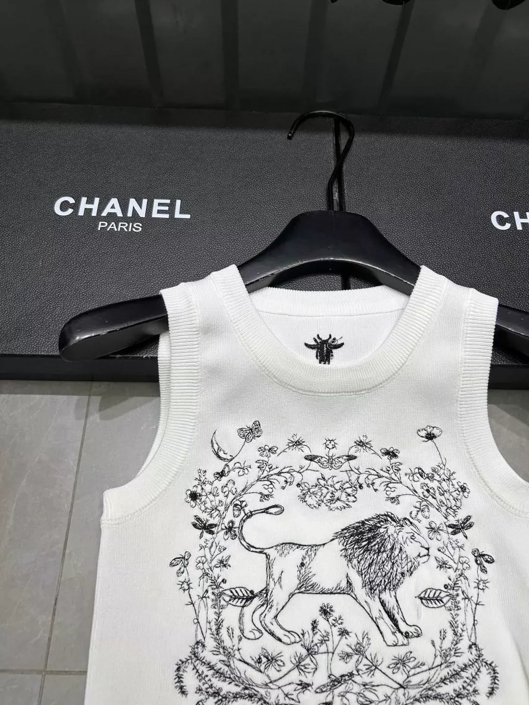 25 Jungle Lion Embroidered Vest