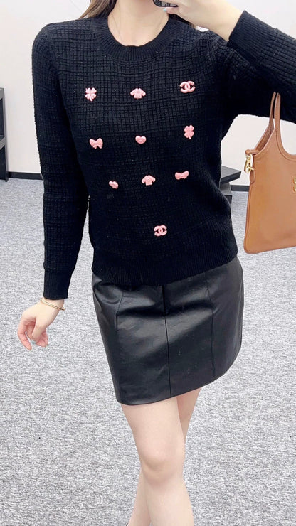 25 A simple logo sweater with a chain detail at the back waist.