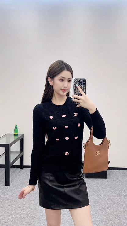 25 A simple logo sweater with a chain detail at the back waist.