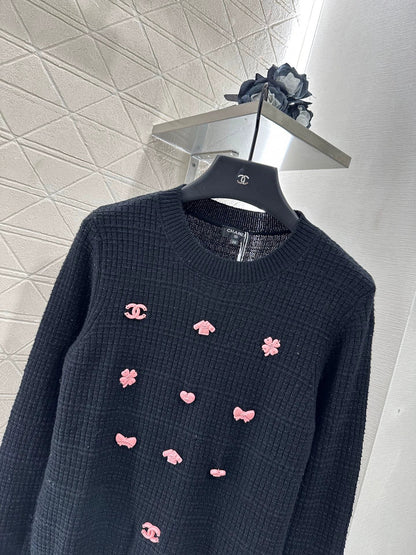 25 A simple logo sweater with a chain detail at the back waist.