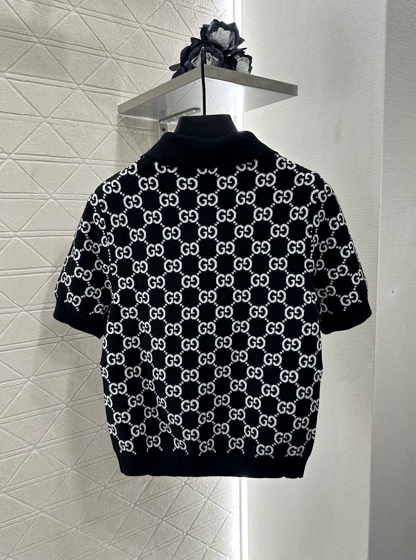 G 25 Reversible lapel jacquard knit short-sleeves.