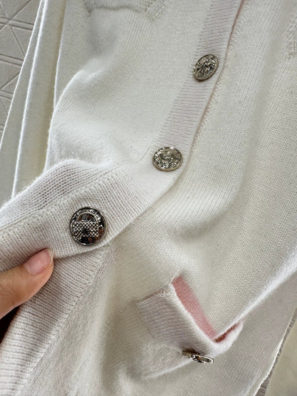 C New 25-item bag button and belted knitted cardigan.