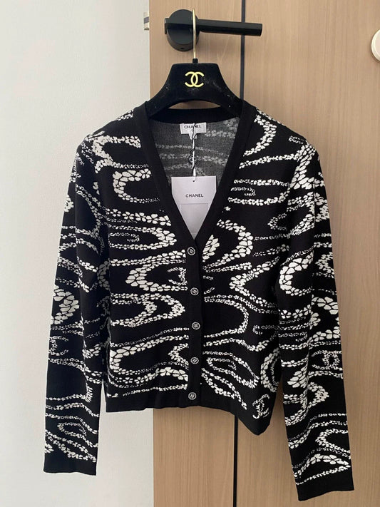 25 new petal pattern round neck knitted cardigan