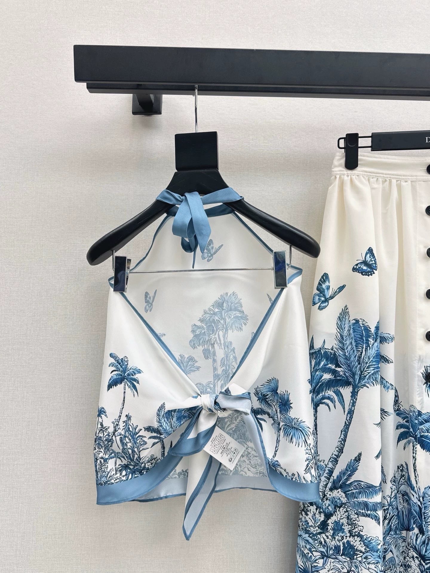 D 25  The latest resort collection suits for spring/summer