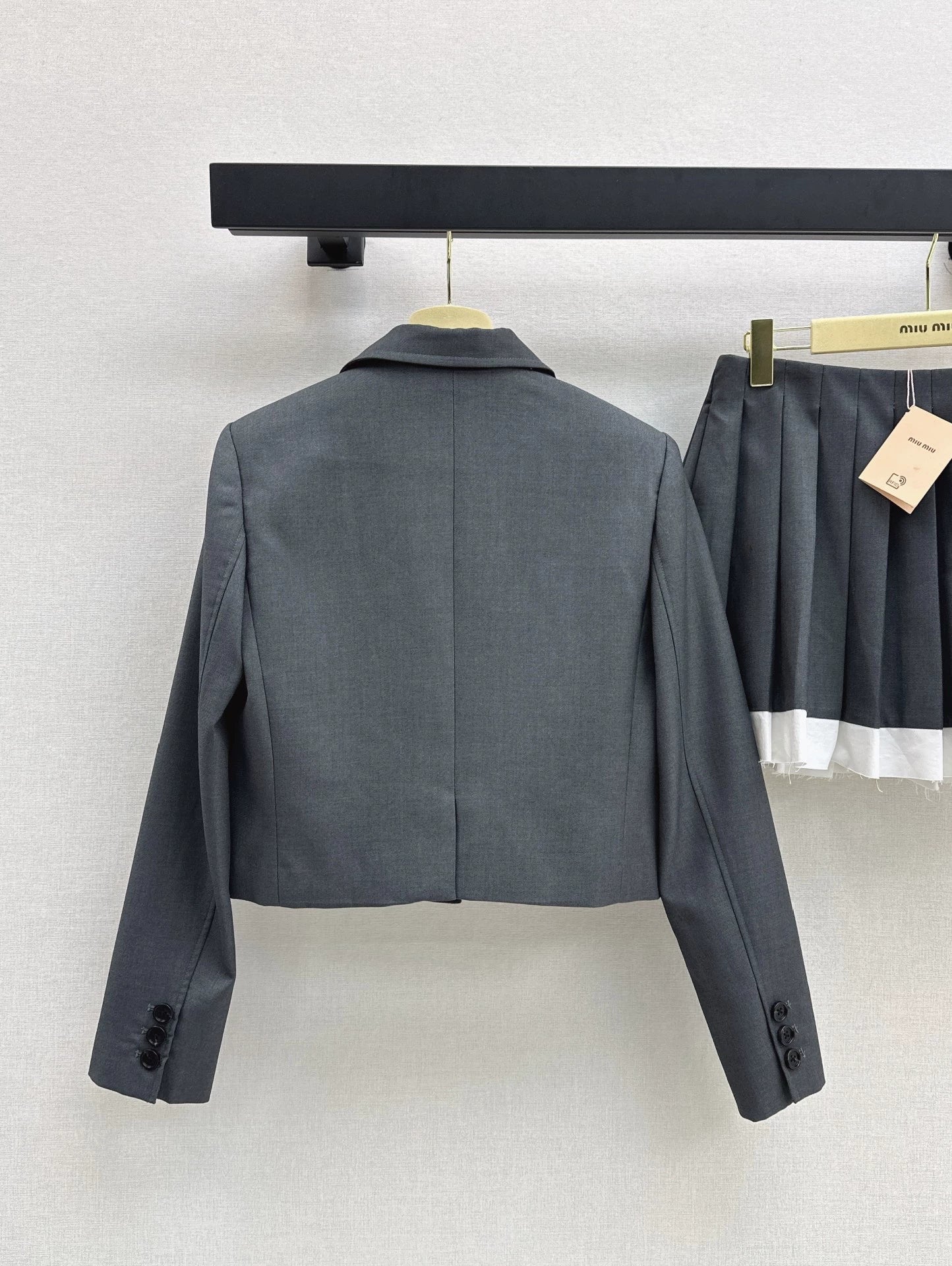 25 new age-reducing outfits Short suit jacket + contrasting color stitching pleated skirt
