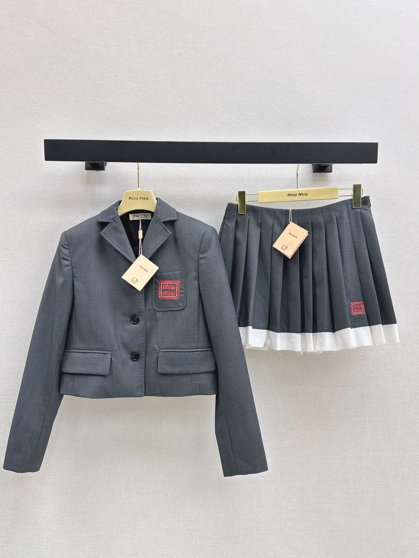25 new age-reducing outfits Short suit jacket + contrasting color stitching pleated skirt