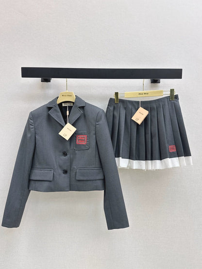 25 new age-reducing outfits Short suit jacket + contrasting color stitching pleated skirt