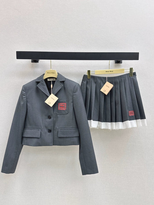 25 new age-reducing outfits Short suit jacket + contrasting color stitching pleated skirt