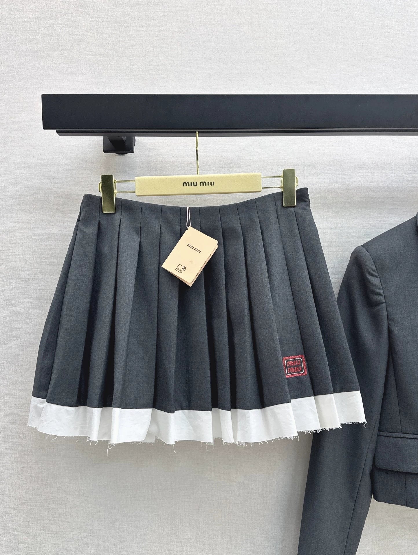 25 new age-reducing outfits Short suit jacket + contrasting color stitching pleated skirt