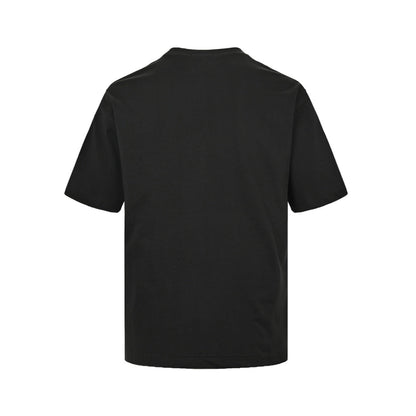 Short sleeves with small logo on chest