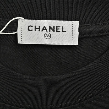 Short sleeves with small logo on chest