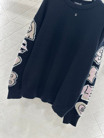 25 Comic-patterned crocheted letter knit sweater