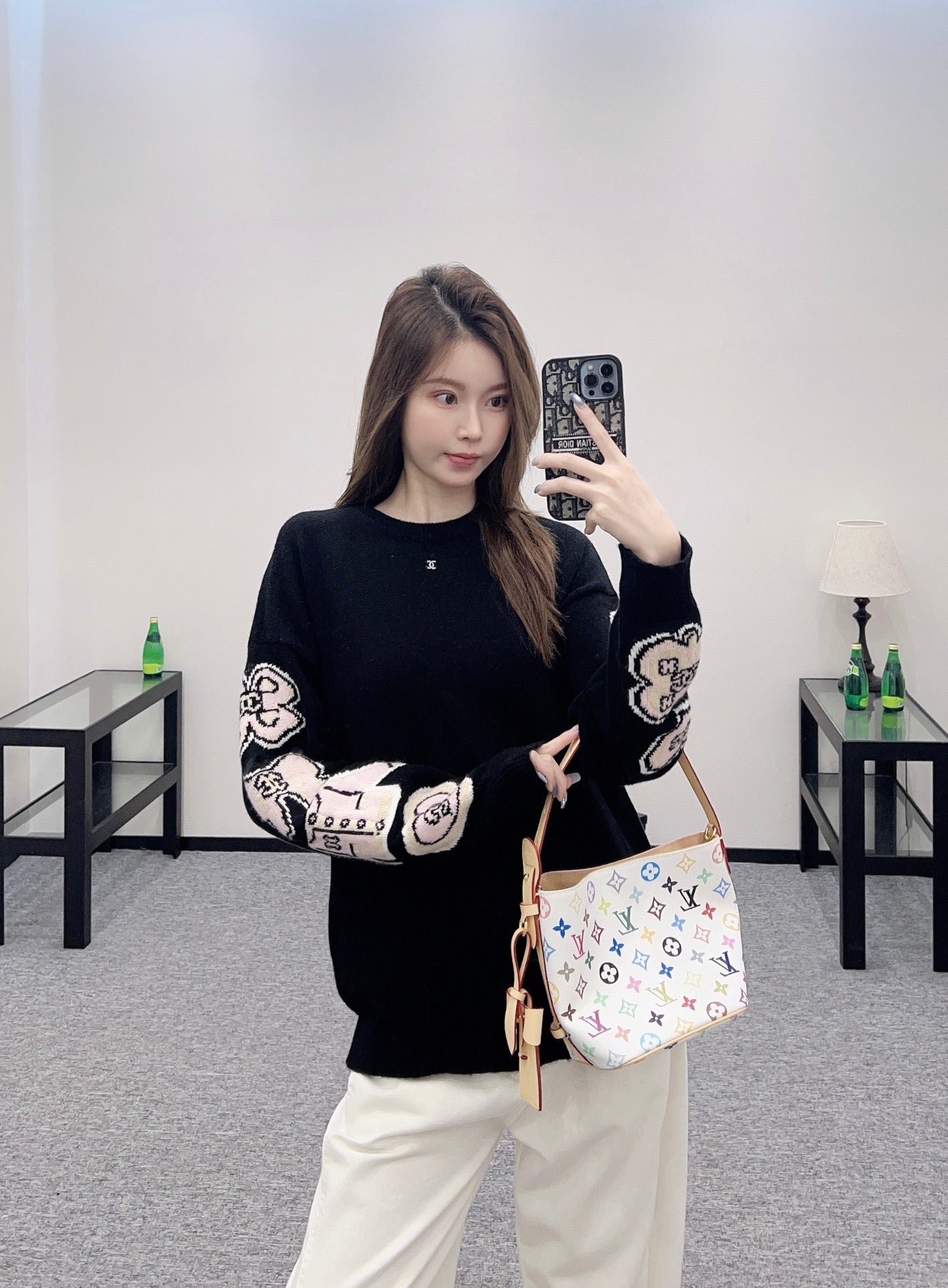 25 Comic-patterned crocheted letter knit sweater