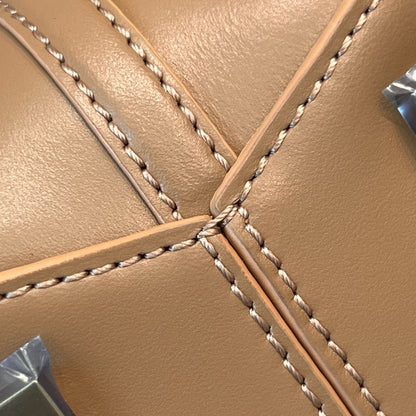 37 Bucket Bag 15cm Beige Gold Cowhide