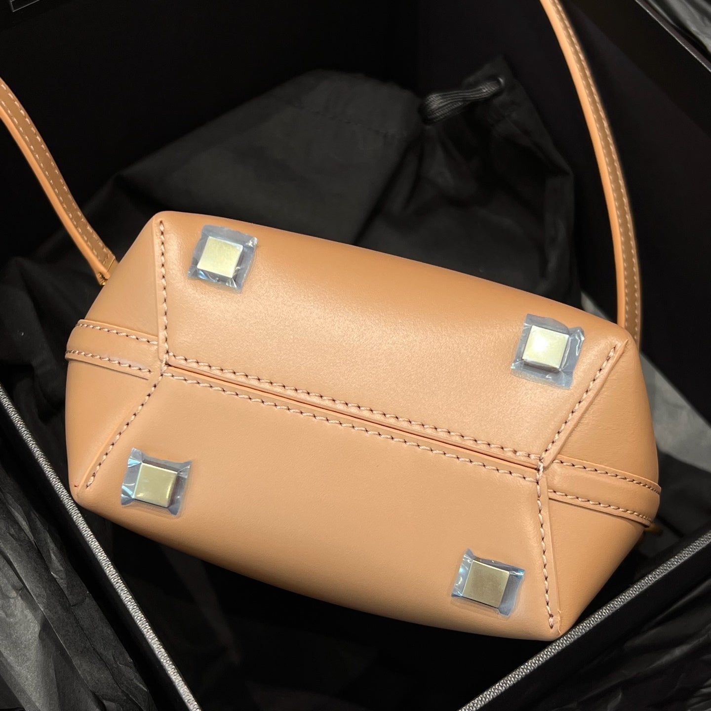 37 Bucket Bag 15cm Beige Gold Cowhide