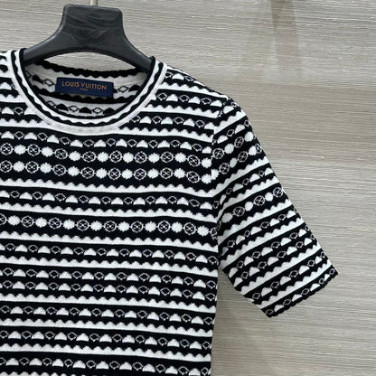 25 Geometric Wave Pattern Round Neck Knitted T- Shirt Black Wool