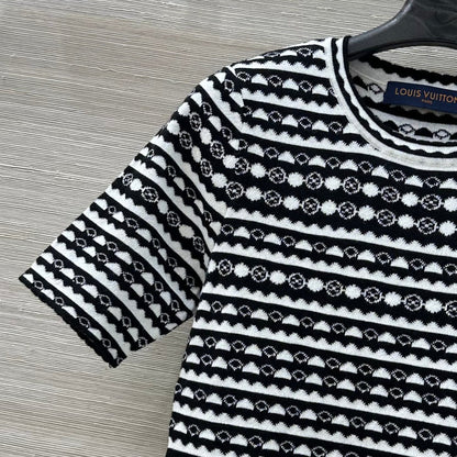 25 Geometric Wave Pattern Round Neck Knitted T- Shirt Black Wool
