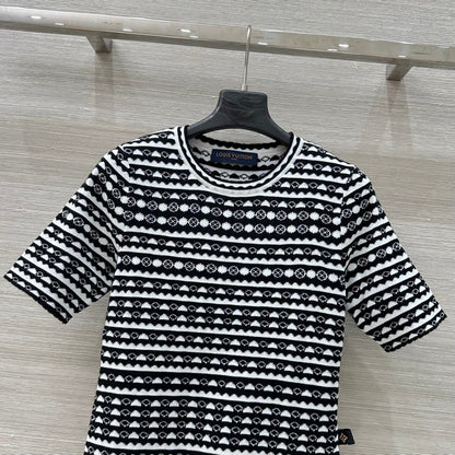 25 Geometric Wave Pattern Round Neck Knitted T- Shirt Black Wool