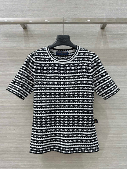 25 Geometric Wave Pattern Round Neck Knitted T- Shirt Black Wool