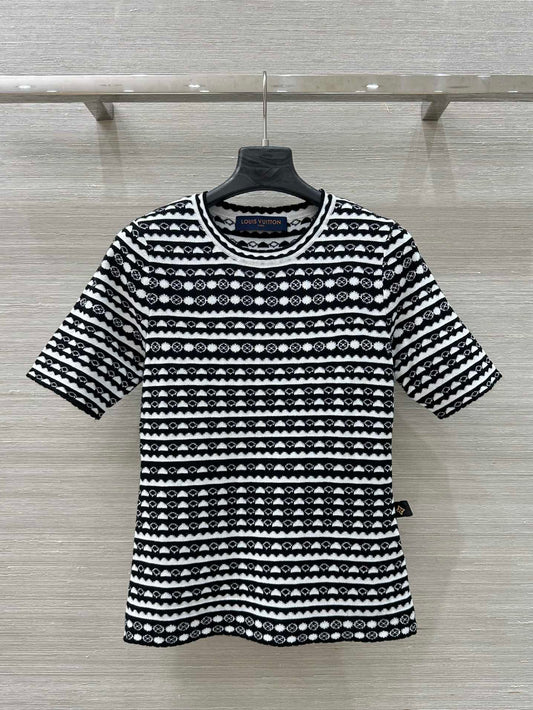 25 Geometric Wave Pattern Round Neck Knitted T- Shirt Black Wool