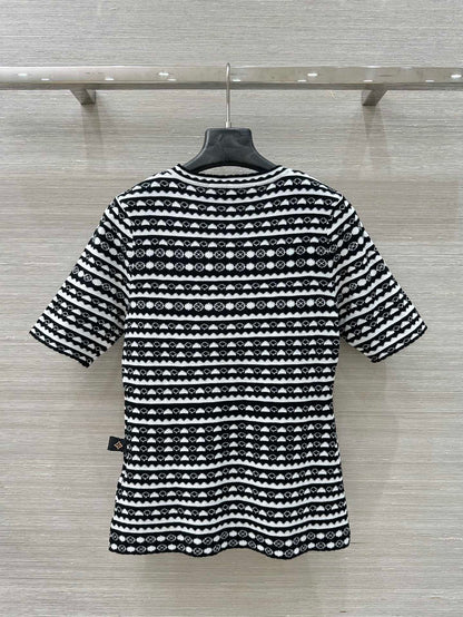 25 Geometric Wave Pattern Round Neck Knitted T- Shirt Black Wool